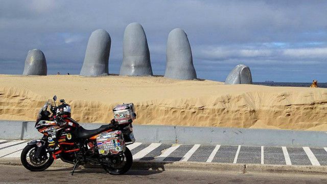 Скульптура руки автора Маріо Іраррасабаля в Пунта дель Есте, Уругвай.