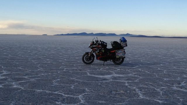 Висохле солоне озеро на півдні пустельної рівнини Альтіплано, у Болівії. Висота близько 3650 м над рівнем моря.
