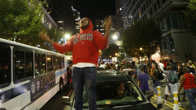 警员枪杀黑人引暴力冲突美国夏洛特颁布紧急状态 c News 中文