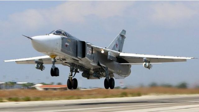 На цьому знімку російський бомбардувальник Су-24 озброєний бомбами