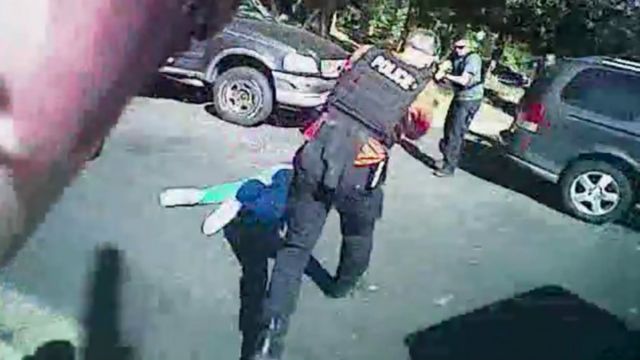 斯科特倒地後警員圍在他周圍