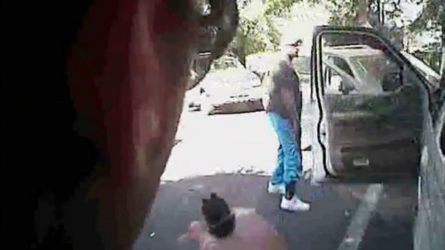 斯科特在警員面前雙手垂下