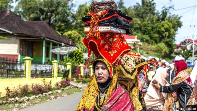 Suku minangkabau merupakan suku yang ada di indonesia yang menerapkan adat istiadat dimana garis keturunan di tarik dari sang ibu yang di sebut dengan