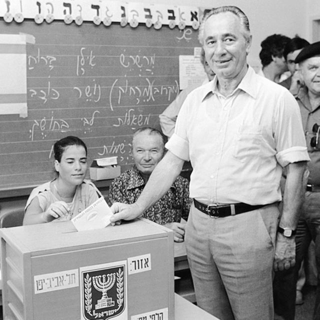 佩雷斯在1981年大選中投票（30/6/1981）