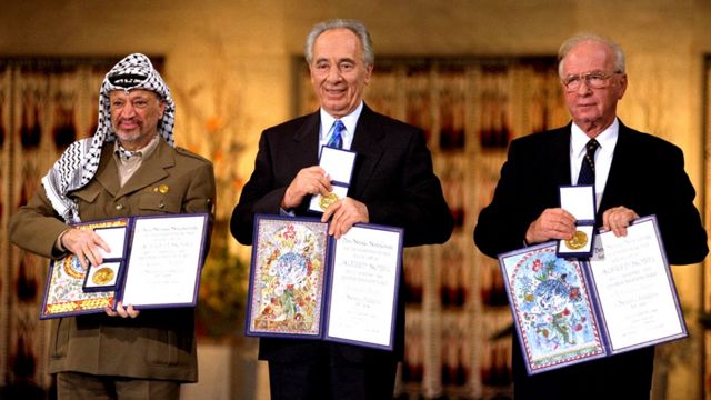 佩雷斯（中）、拉賓（右）和阿拉法特（左）展示諾貝爾獎獎章與證書（10/12/1994）