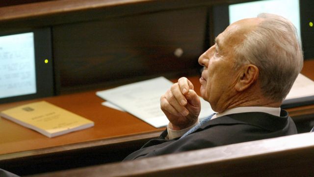 佩雷斯在耶路撒冷國會議事廳內（5/5/2004）