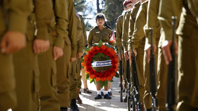 佩雷斯生前曾經擔任過以色列國放部長、外交部長、總理和總統等要職。圖為以色利軍人在佩雷斯葬禮上敬獻花圈。
