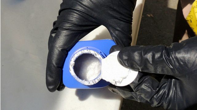 加拿大海關截獲的卡芬太尼毒品。卡芬太尼毒性極強，1公斤卡芬太尼，便可製成5000萬劑足以致人於死的注射劑量。