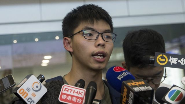 黃之鋒在機場接受記者訪問