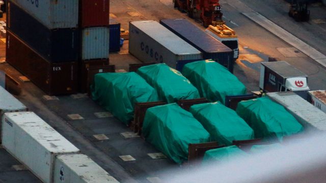 从高处眺望香港八号货柜码头内被扣押的新加坡军方装甲车(24/11/2016)
