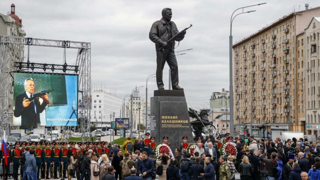 Kalashnikov con su famosa creación