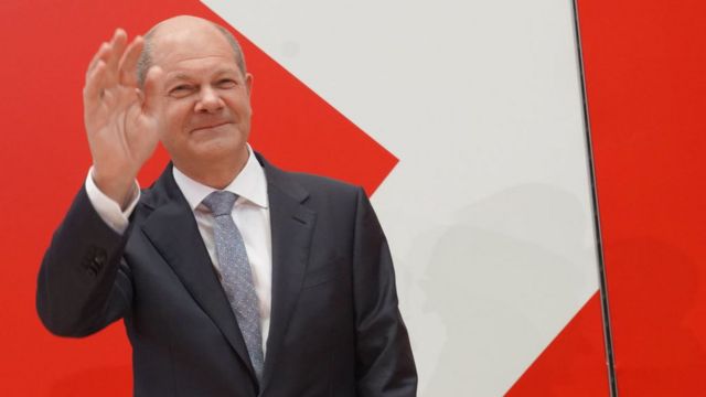 Sandıktan birinci çıkan Sosyal Demokrat Parti'nin başbakan adayı Olaf Scholz