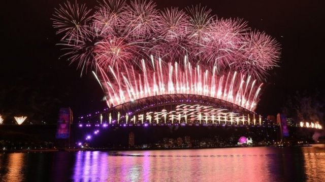 New Year fireworks light up Sydney Harbour Bridge - 1 January 2021