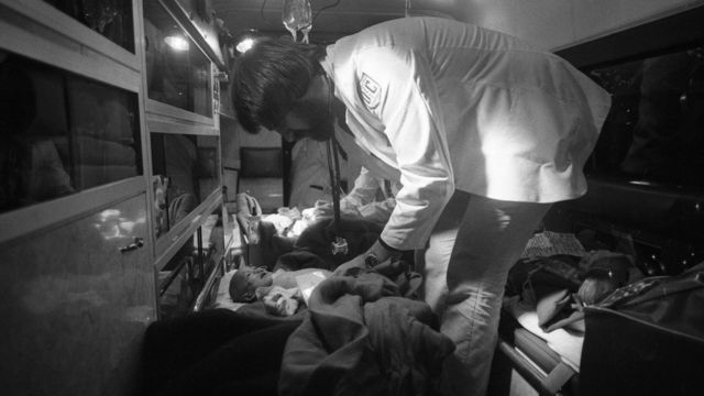 Un médico atiende un bebé en la operación Babylift.