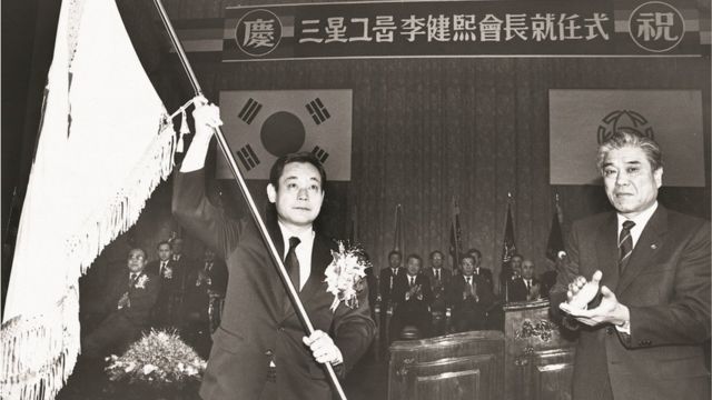 Lee Kang-hee (left) is appointed Chairman (Chairman) of the Samsung Group (photo published by the Samsung Group on 12/24/1987)