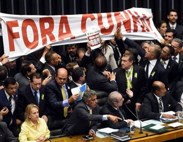 Deputados estendem faixa com os dizeres "Fora Cunha" no Plenário da Câmara