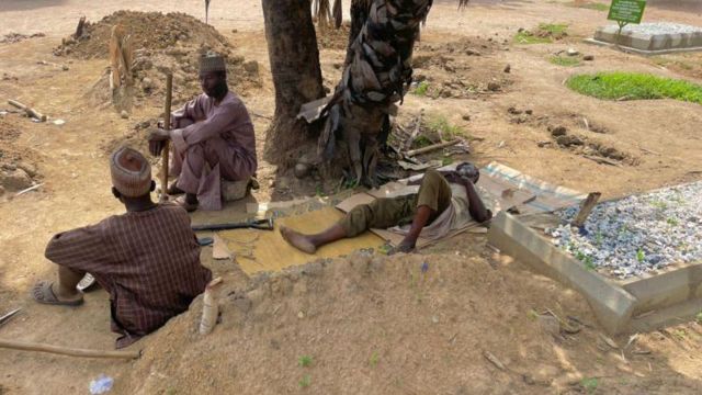 Burial ground workers: Nínú ibojì òkú yìí làwa ti ń jẹun, sùn, ṣiṣẹ́, ẹ ...