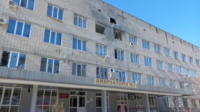 Hospital danificado por bombardeio