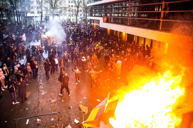 Street fire during a demonstration against the Belgium government's anti-Covid measures in Brussels on 21 November 2021