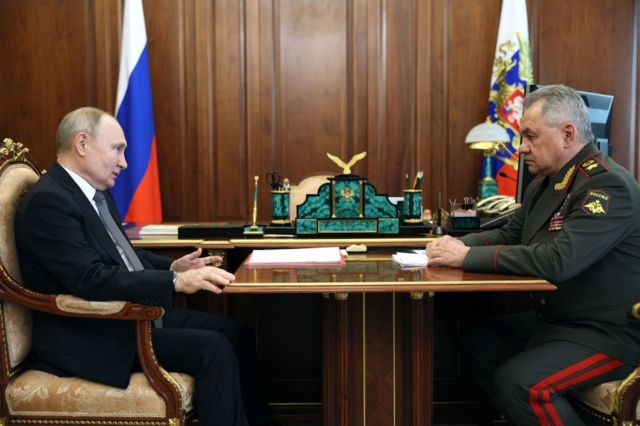 Shoigu durante una reunión con Putin a principio de 2023.