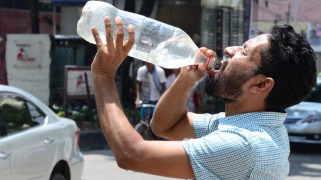 গরমের তীব্রতায় তৃষ্ণায় ভুগছেন বাসিন্দারা