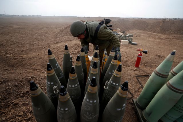 Soldado israelense prepara artilharia perto de Gaza