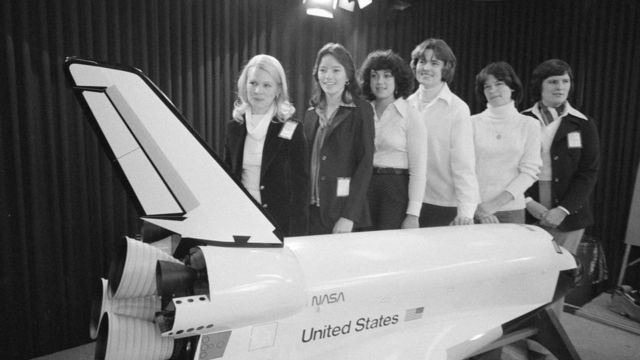 1978年，美国宇航局6位女太空人合影。右二是萨莉·莱德