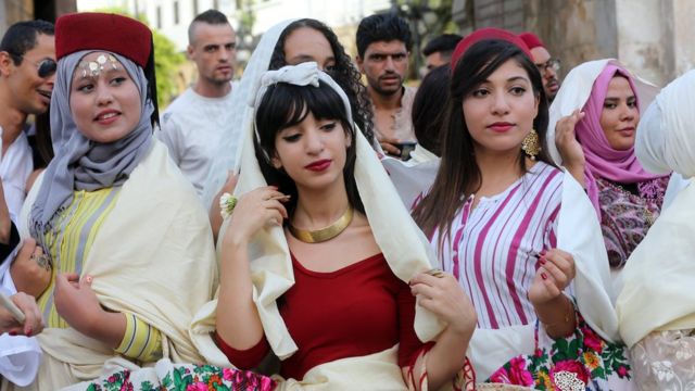 صورة لمجموعة من النساء التونسيات بالزي التقليدي