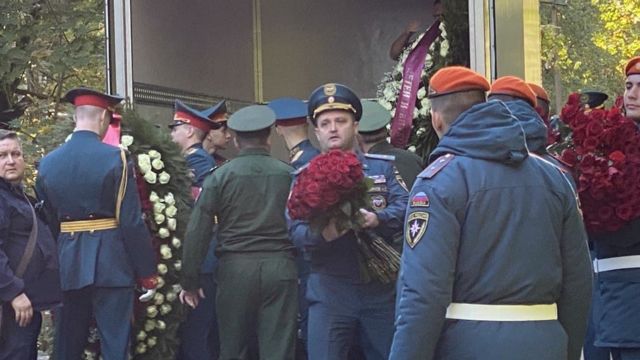 Венки к могиле министра везли на грузовике Венки к могиле министра везли на грузовике