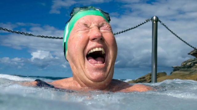 Mujer mayor disfrutando de una piscina de agua caliente.
