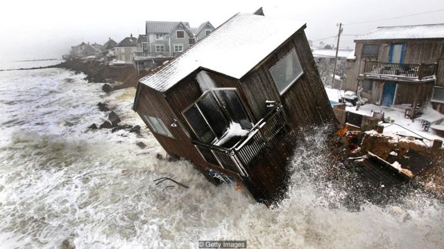 Imagem mostra casa sendo arrastada pelo mar agitado