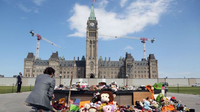 O primeiro-ministro canadense, Justin Trudeau, visita o memorial improvisado em Parliament Hill, em Ottawa, em 1º de junho de 2021