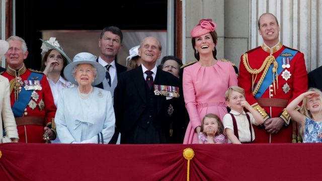 Cuánto gana la reina Isabel II y de dónde sale el dinero para financiarla -  BBC News Mundo