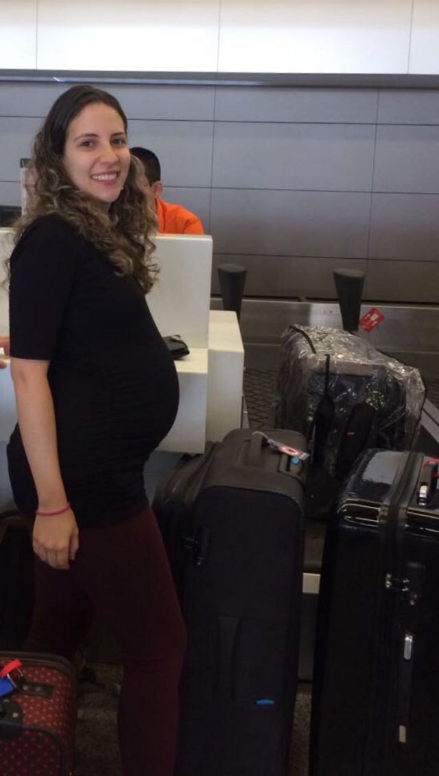 Patrícia Broda, grávida, no aeroporto