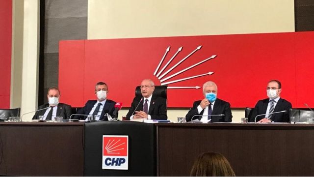 CHP Genel Başkanı Kemal Kılıçdaroğlu basın toplantısında parti kurmaylarıyla birlikte