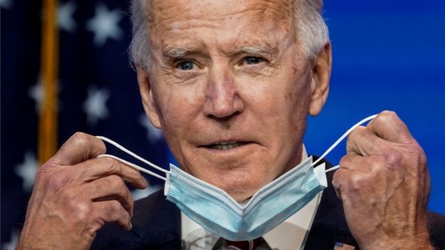 Joe Biden com máscara de proteção em foto de 17 de novembro