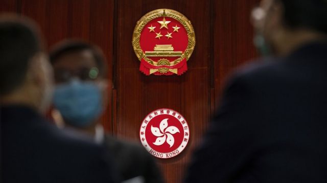 中国香港特区立法会议事厅内的中国国徽与香港区徽（资料图片）