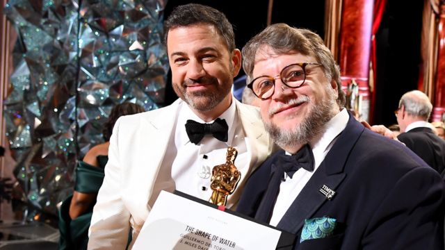 جيمي كيميل وغييرمو ديل تورو يحضران حفل توزيع جوائز الأوسكار السنوي التسعين في مسرح دولبي في 4 مارس 2018 في هوليوود ، كاليفورنيا.
