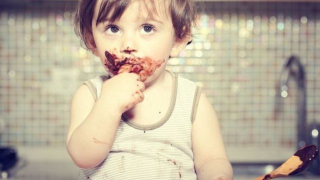 طفلة صغيرة تلتهم الشوكولاتة
