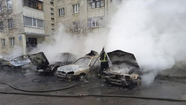 Carros queimados em Kharkiv
