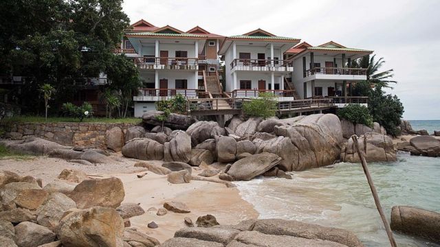 หาดทรายและโขดหินบริเวณโอเชียนวิว บังกาโล ซึ่งเป็นจุดที่พบศพเดวิด มิลเลอร์ และ ฮานนาห์ วิทเธอริดจ์