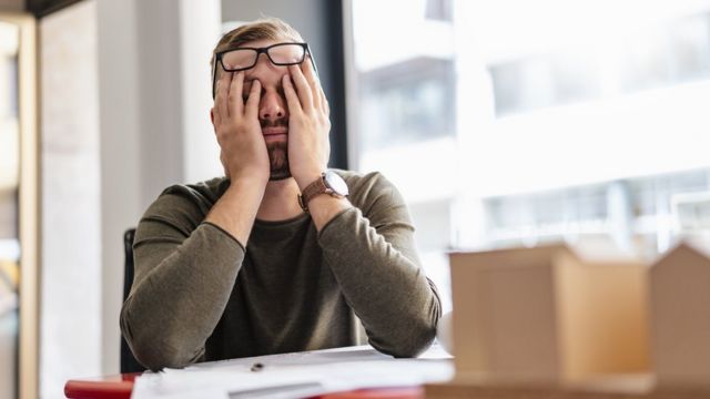 Hombre cansado en la oficina