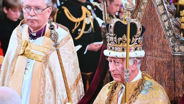 El rey Carlos III coronado en la Abadía de Westminster.