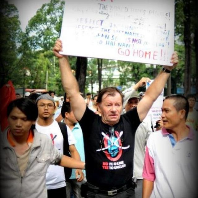 Ông Andre Menras trong một lần đi biểu tình chống Trung Quốc ở Việt Nam