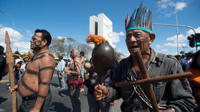Índios do Rio Grande do Sul e de Mato Grosso do Sul reivindicam a demarcação de terras em frente ao Palácio do Planalto, em 10 de agosto de 2015