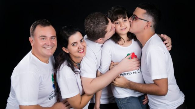 Enã Rezende com a mãe, padrasto, irmão e a irmã que também é autista