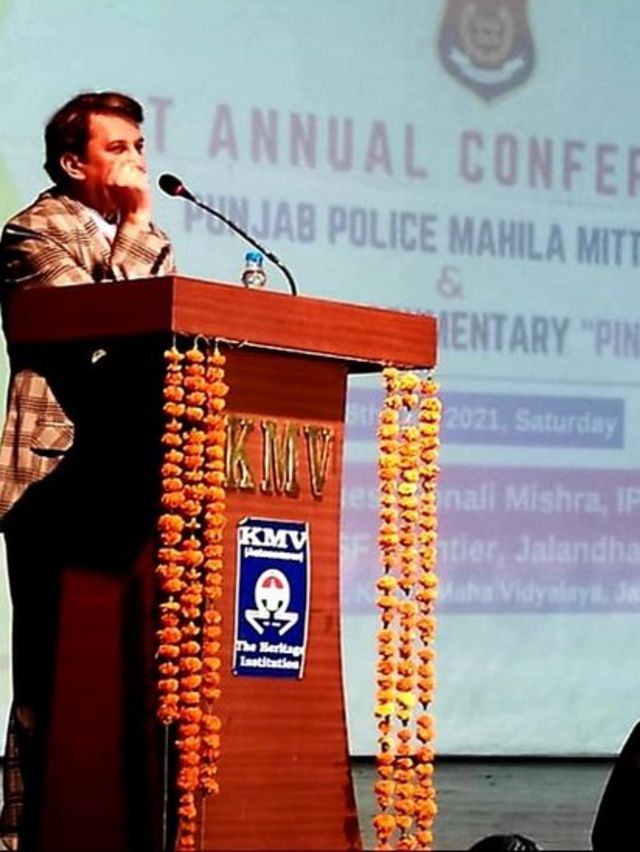 Óscar Pujol en una conferencia en India.