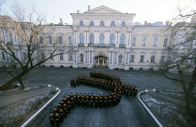 Soldados de la escuela militar de Suvorov representando la hoz y el martillo soviéticos el 10 de febrero de 1989 en San Petersburgo.