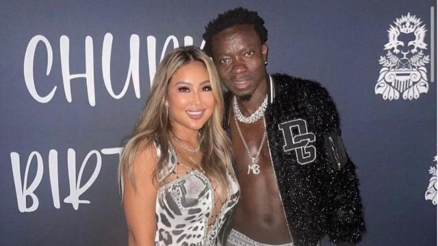    Michael Blackson con Ragazza  