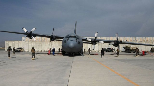 طائرة نقل من طراز إيه سي- 130 تربض في مطار حامد كرزاي الدولي